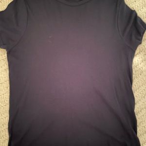 Woman’s vineyard vines black t shirt